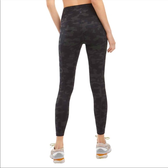 Danskin super soft 7/8 length Black Camo Print legging SZ L - Picture 2 of 7